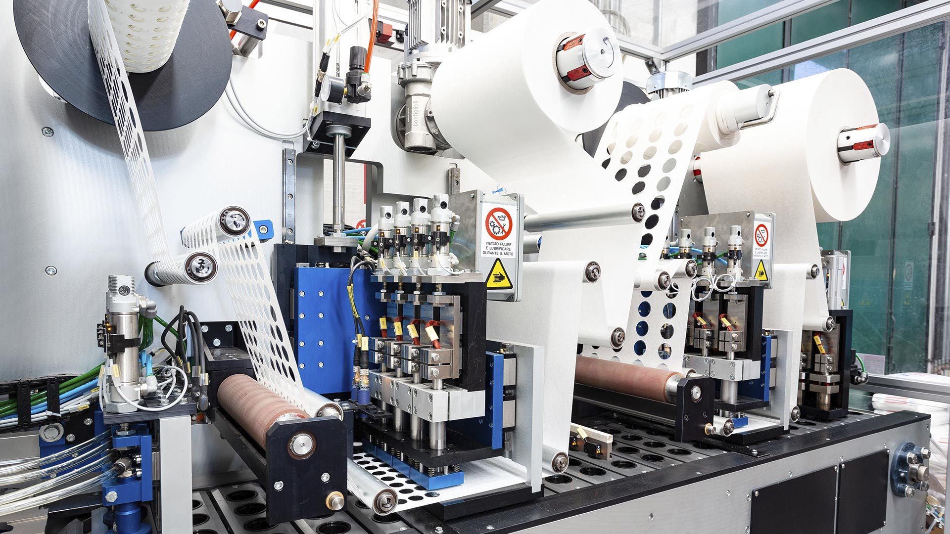 reparto produzione stampaggio plastiche e capsule caffè compatibili