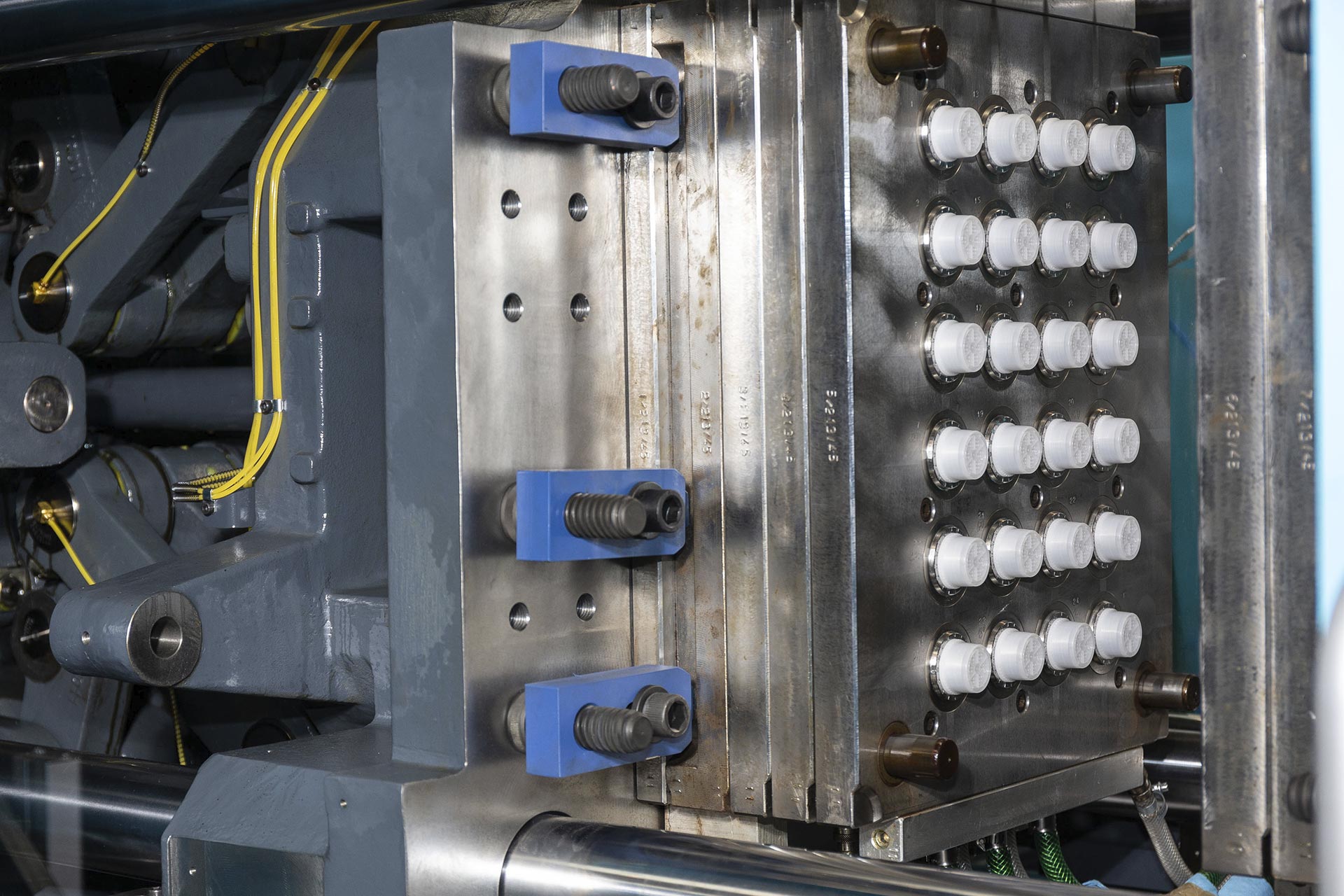 reparto produzione stampaggio plastiche e capsule caffè compatibili