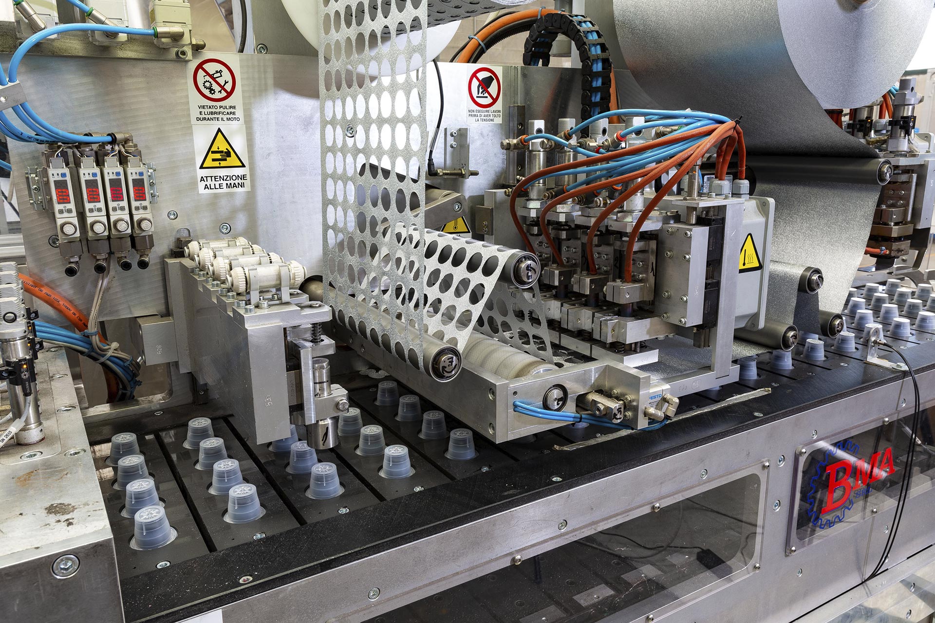 reparto produzione stampaggio plastiche e capsule caffè compatibili